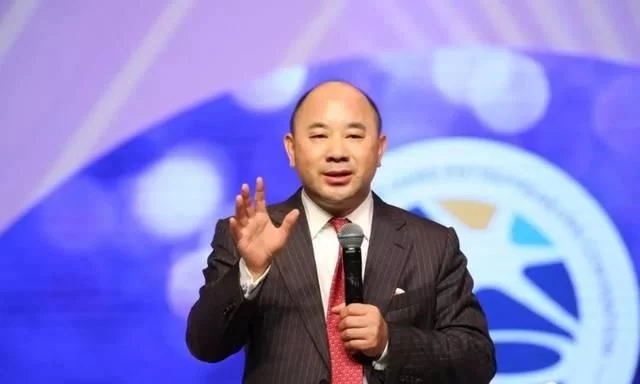 弃铁饭碗创业，曾穷到住水泥管中，今创造年营收3300亿的实业帝