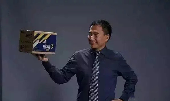 靠四人撑起一个公司，如今做到与顺丰齐名，他和王卫瓜分物流