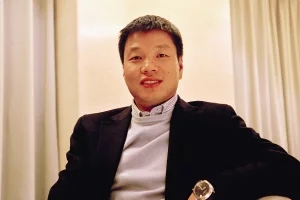 他用2000元创业，做服装生意，如今身家上亿