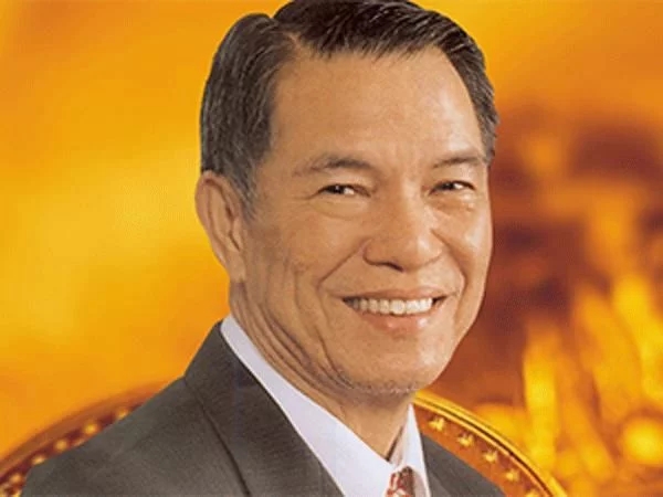 4岁就到异国他乡，前半生一贫如洗，今成亿万富豪却没有私人轿