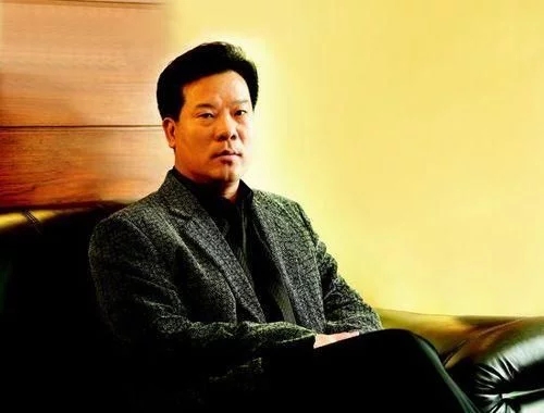 由穷木匠到700亿帝国，还投资90家上市公司，被誉为潮汕资本教