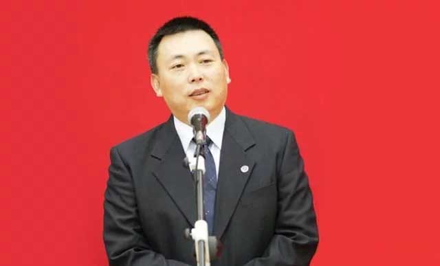 赚10个亿却被踢出局，他一怒之下另起炉灶，如今狂揽2000亿！