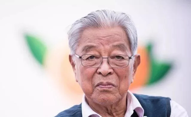 一代烟草大王褚时健去世，他是曾经最有争议的企业家，王石这