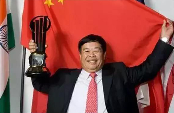 “玻璃大王”曹德旺：民营企业要积极的“自己救自己”