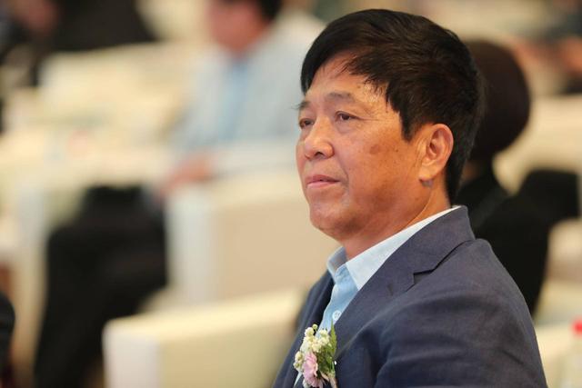 他是中国巴菲特，七岁放牛十岁父母去世，从普通工人做到身家