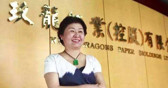 她27岁放弃稳定工作，靠在香港收废品成中国富豪，现今身价百