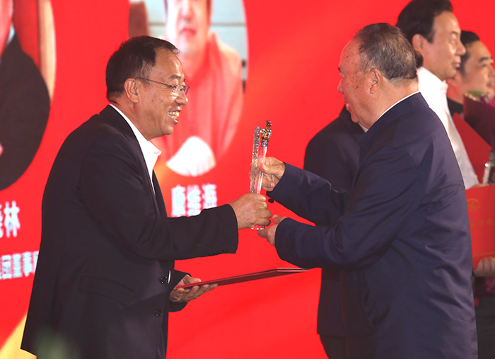 <b>新发地农产品股份有限公司董事长张玉玺荣膺2019中国品牌年度人</b>