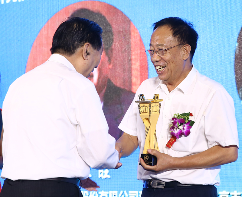 <b>新发地董事长张玉玺荣膺双料“金鼎奖·2019中国好公司领袖年度</b>