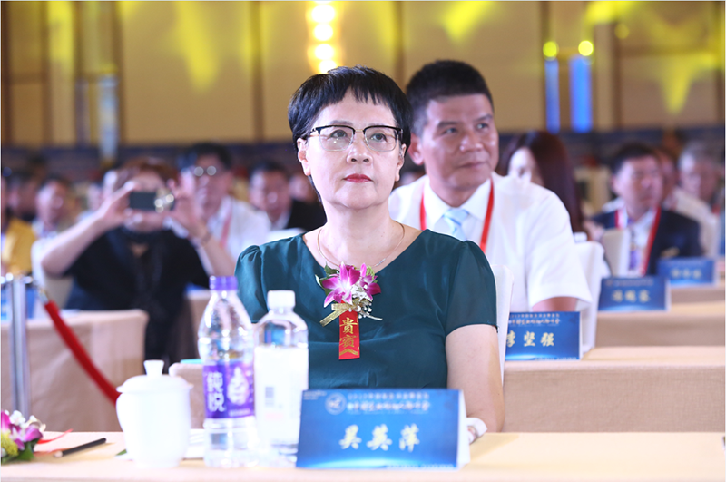英平风湿病医院院长吴英萍荣膺“金尊奖·2019中国好公司十大创