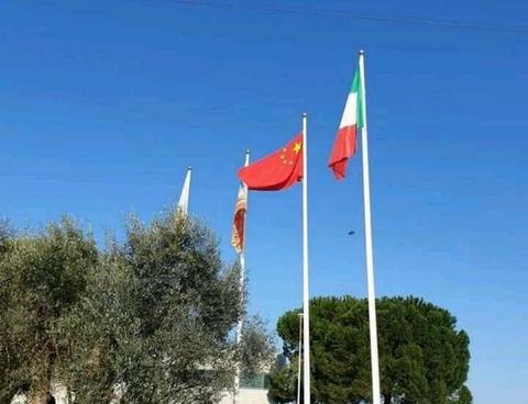患难见真情！意大利人降下欧盟旗帜 挂起中国和俄罗斯国旗
