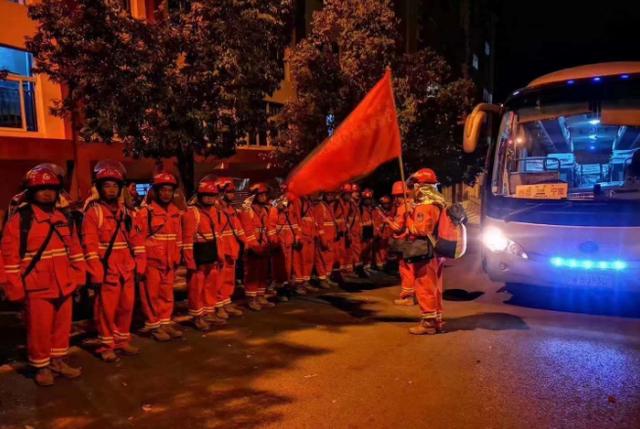 西昌19名牺牲救火队员遗体送至殡仪馆，24岁幸存者80%烧伤快当爸