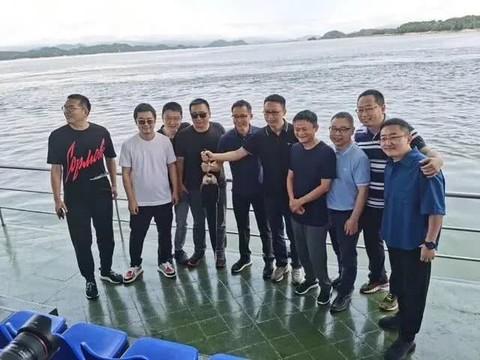 马云携阿里高管千岛湖观鱼，马云拎起一条18斤有机鱼合影并放