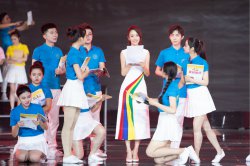 佟丽娅荣获优秀青年演员称号 热心公益筑梦新时
