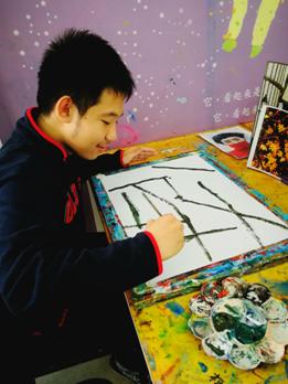 用成长献礼”特殊儿童公益画展