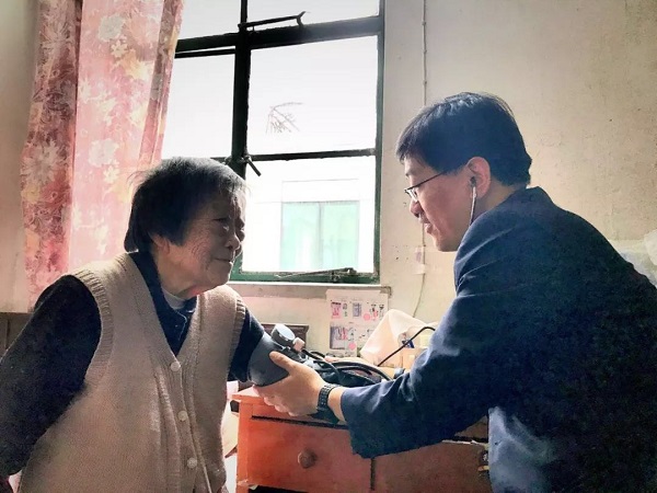 长宁区先行先试十年 家庭医生“我承诺，我服务”