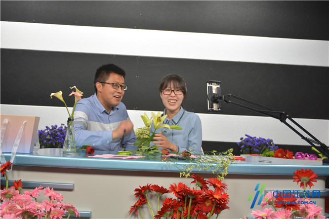 东海鲜花高端网络直播间开播