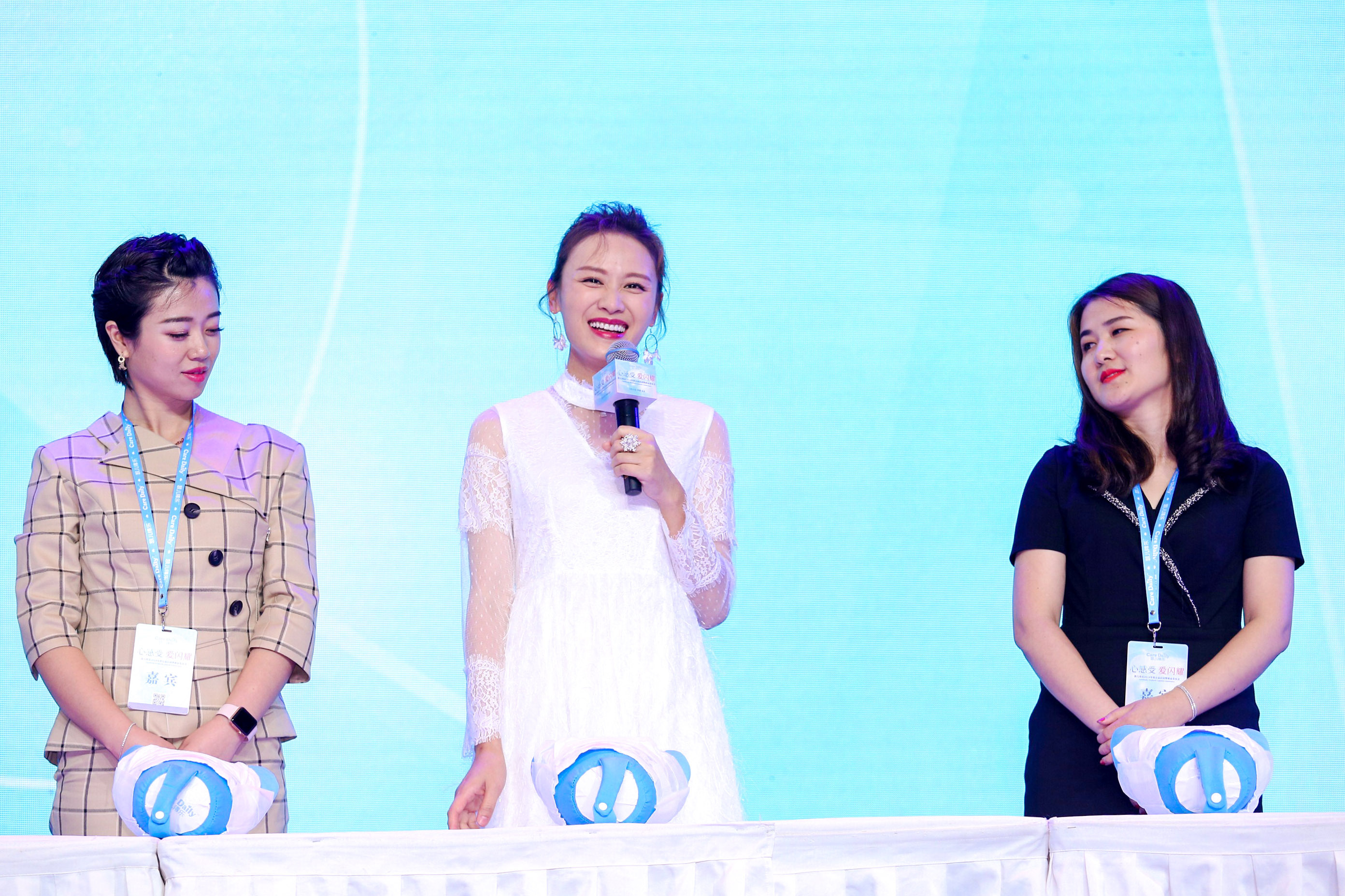 叶一茜和何洁，作为明星辣妈品鉴团的嘉宾！