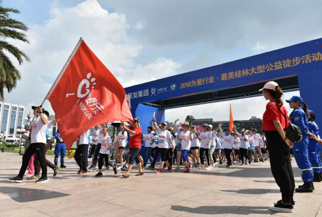 “5·20”为爱行走 瑶大叔在路上……
