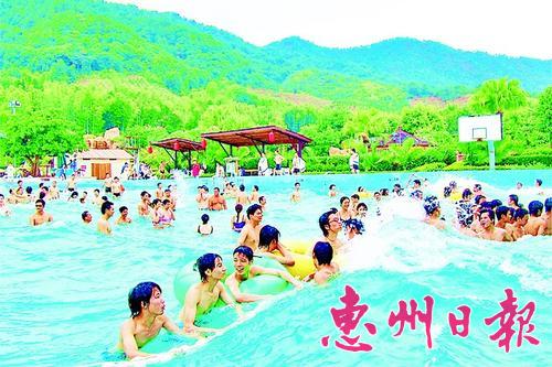 炎炎夏日，在温泉景区里玩水嬉戏的游客络绎不绝。

