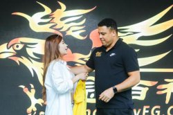 罗纳尔多现身上海做公益 疯狂女球迷脱衣拥吻