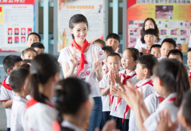 章泽天为打工子弟小学搭建公益图书角 “童书乐捐”计划传递阅读的快