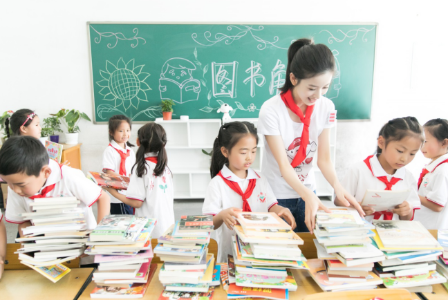 章泽天为打工子弟小学搭建公益图书角 “童书乐捐”计划传递阅读的快