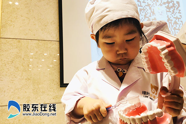 孩子在练习刷牙